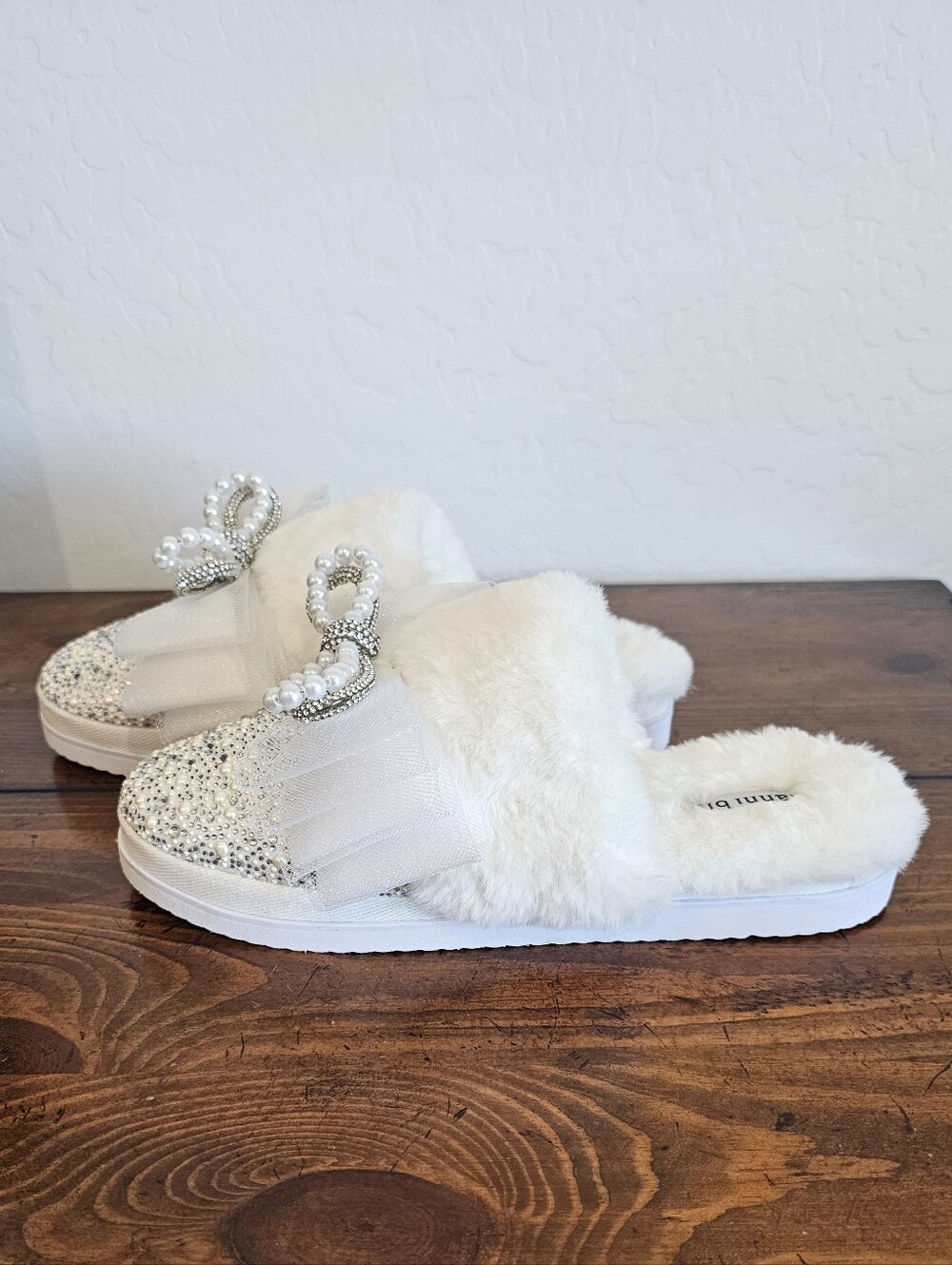 Gianni Bini White Rhinestone Bead Bow Fur Slip-On Bride Slippers Women's Sz 9/10 - Picture 2 of 7